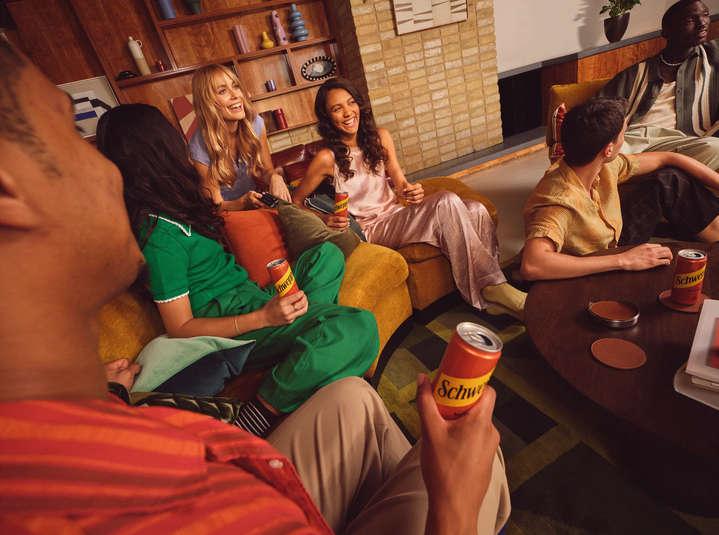 KHB06258_SCHWEPPES_SCREEN_TIME_AT_HOME_gilrs_only_Can_LS_rgb.jpg