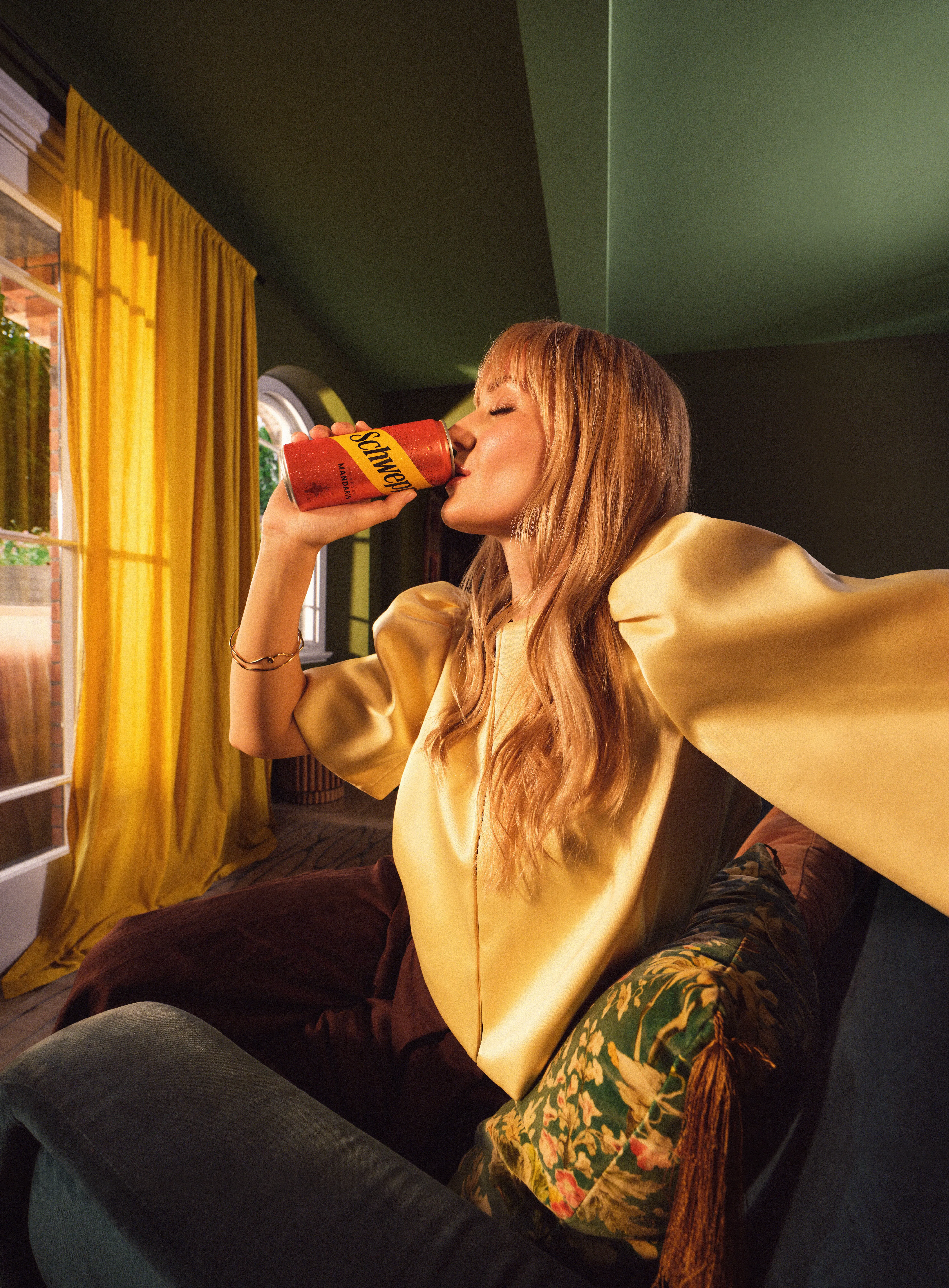 KHB06258_SCHWEPPES_CONSUMPTION_JULIETA_CAN_portrait_rgb.jpeg